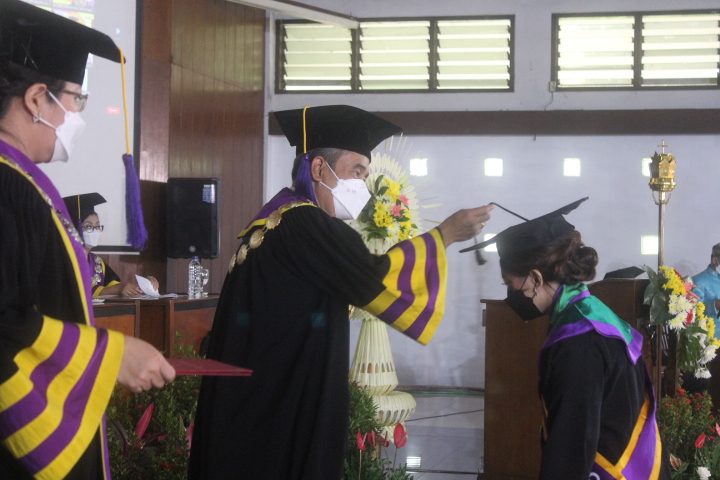 Wisuda 344 Lulusan, Rektor Unika Soegijapranata Sing****g Soal Dunia yang Penuh Ketidakpastian  UNIKA