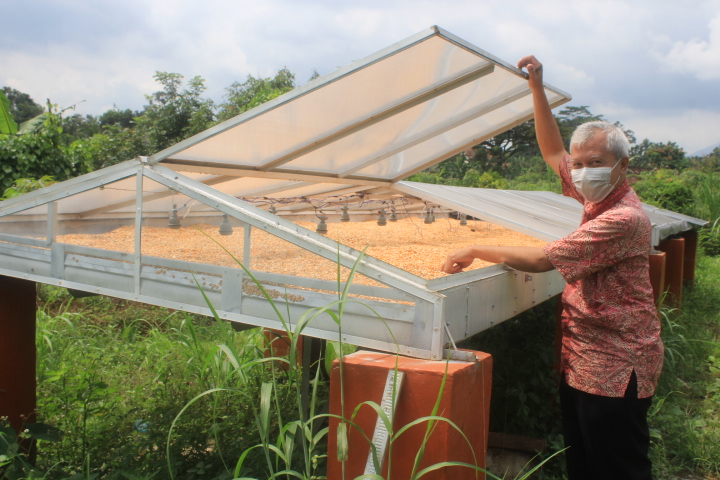 Tim Penyuluh Unika Kembangkan Alat STD Pengering Jagung di Desa Jatirejo – UNIKA