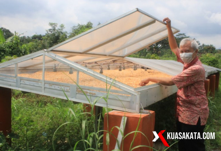 Tim Dosen Unika Kembangkan Mesin Pengering Tenaga Surya untuk Petani di Kelurahan Jatirejo Semarang – UNIKA